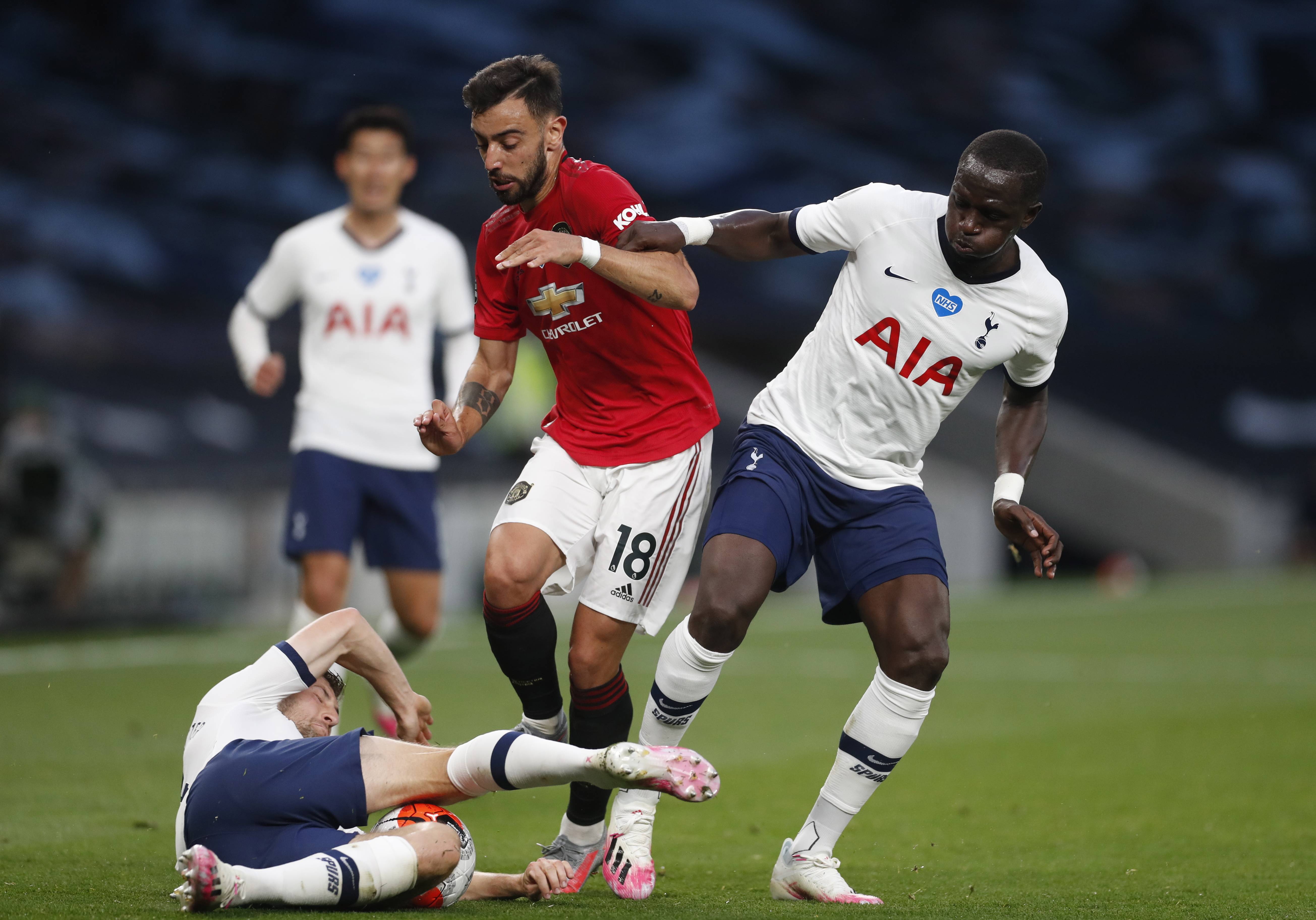 穆斯卡特等人陪同澳大利亚总理散步，王燊超送上10号纪念球衣.